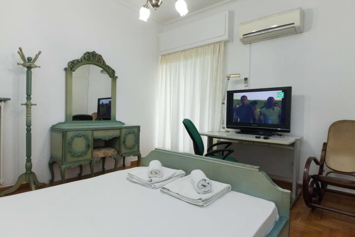 Charming Vintage 2Br Apartment With Balcony In Koukaki Atenas Exterior foto